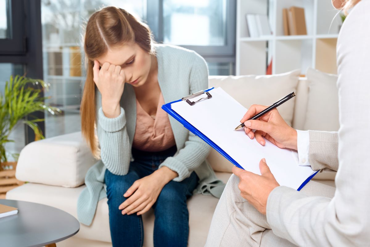 Woman with dual diagnosis speaking to therapist in an inpatient program.