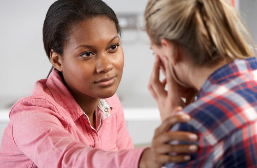 Young HSP woman seeing a DBT therapist.